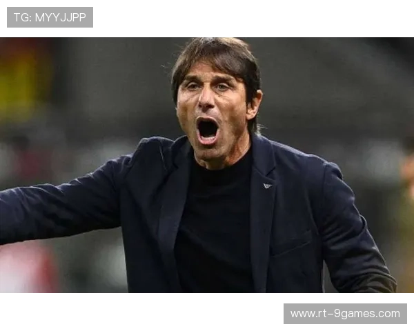 那不勒斯主帅孔蒂场边焦急指挥，球队进攻乏术显无奈