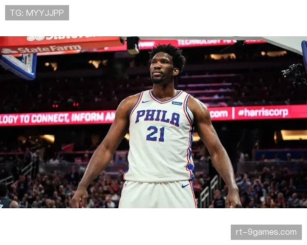 特写：现场镜头捕捉到恩比德与唐斯赛前拥抱，一笑泯恩仇